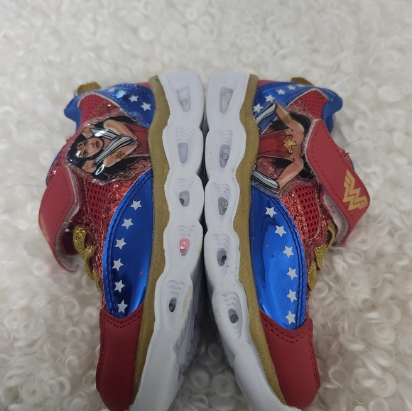 BNWOT Sz US 9 Wonderwoman Kids Toddler  Red Blue Light Up Sneakers Shoes Velcro - Picture 11 of 11